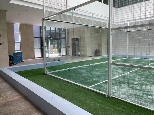 Τα γήπεδα πάντελ τένις σχεδιάστηκαν με επιφάνεια συνθετικού γρασίδι και φωτισμό LED
